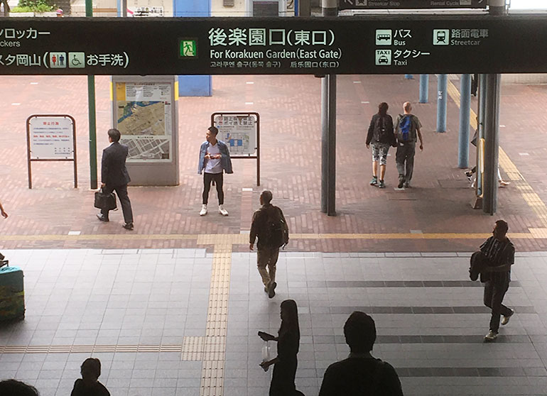 改札を出て後楽園口（東口）を目指します。