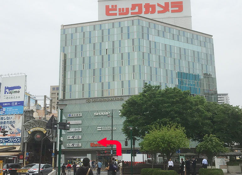 岡山駅前広場、ビックカメラを正面に左に向かいます。