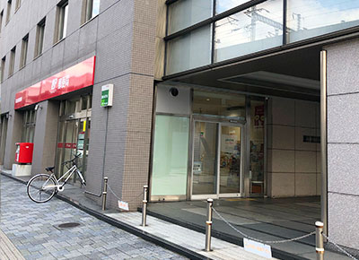 右手に郵便局が見えてきます。郵便局を越えた次の交差点を右に曲がります。