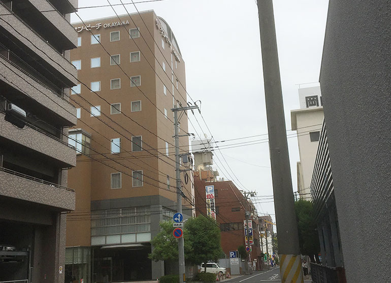70ｍほど歩くと目の前左手にホテルが見えてきます。
